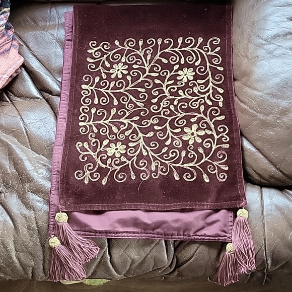 Velvet table runner. - Picture 1 of 7